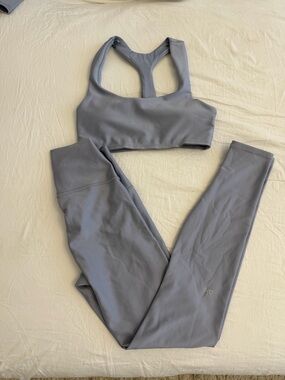 Alo Light Gray Activewear Set - Sports Bra & High-Rise Leggings